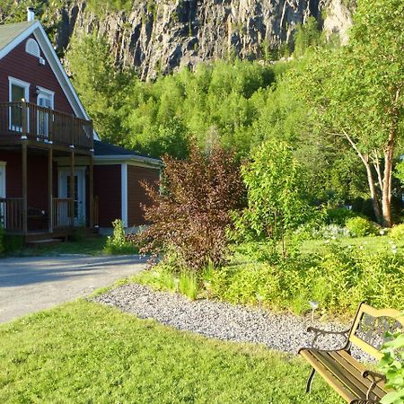 B&B Les Deux Pignons Petit-Saguenay Екстер'єр фото